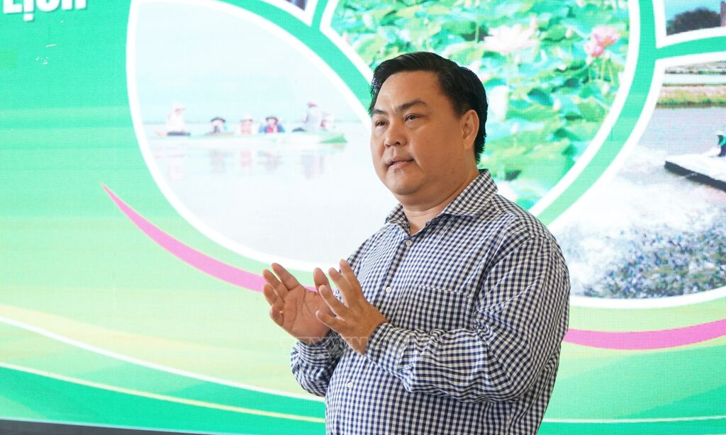 Thạc sĩ Phan Bửu Toàn, Phó Hiệu trưởng Trường Cao đẳng Du lịch Sài Gòn đóng góp ý kiến về tour du lịch “Sắc màu vùng biên - Đất Sen hồng”.  Ảnh: Nhựt An - TTXVN