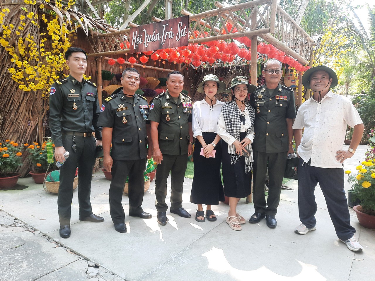 Trung Tướng Campuchia Yong Mao ghé tham quan trải nghiệm Rừng Tràm Trà Sư