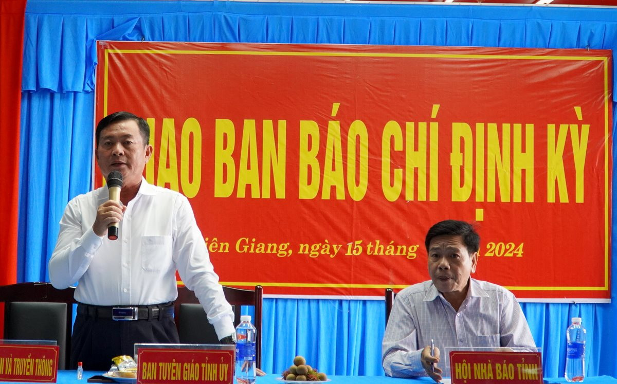 Ông Lâm Văn Sển, Phó Trưởng ban Tuyên giáo Tỉnh ủy Kiên Giang thông tin tại buổi họp báo